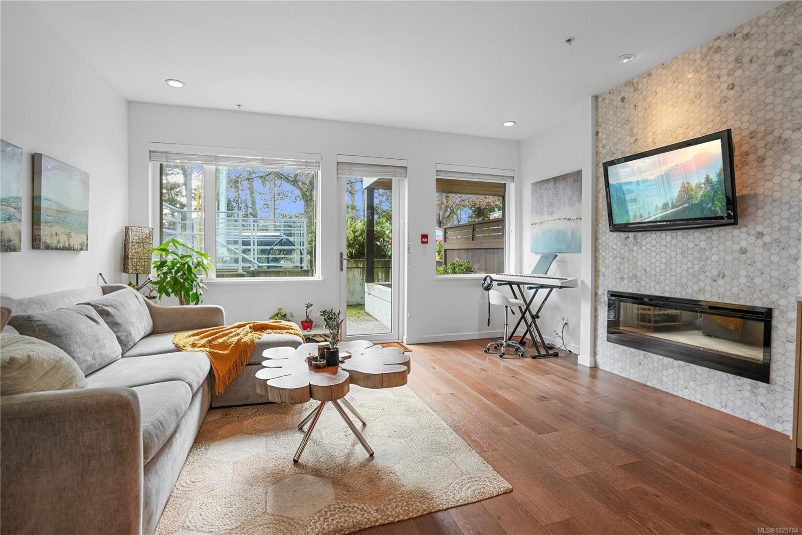 102-1014 Park Blvd, Victoria, BC - Indoor Photo Showing Living Room With Fireplace