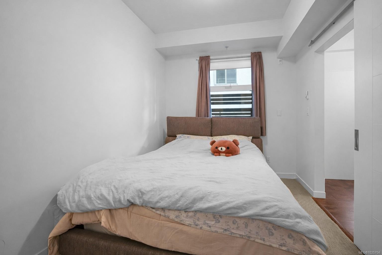 102-1014 Park Blvd, Victoria, BC - Indoor Photo Showing Bedroom