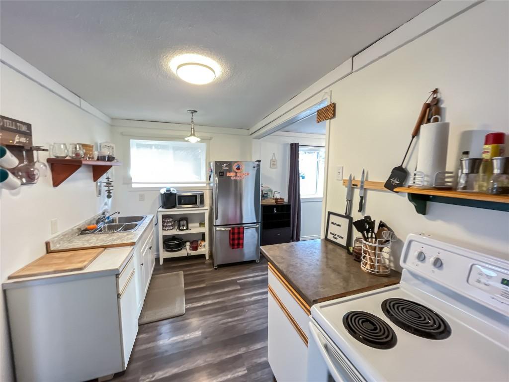 5844 Highway 33, Beaverdell, BC - Indoor Photo Showing Kitchen With Double Sink