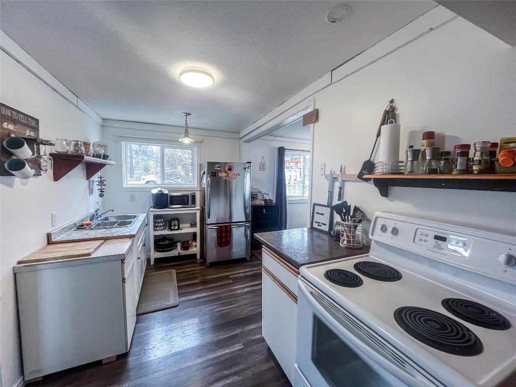 5844 Highway 33, Beaverdell, BC - Indoor Photo Showing Kitchen