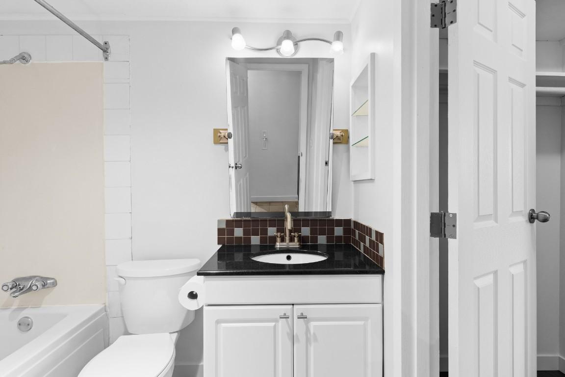 112-445 All Star Court, Kelowna, BC - Indoor Photo Showing Bathroom