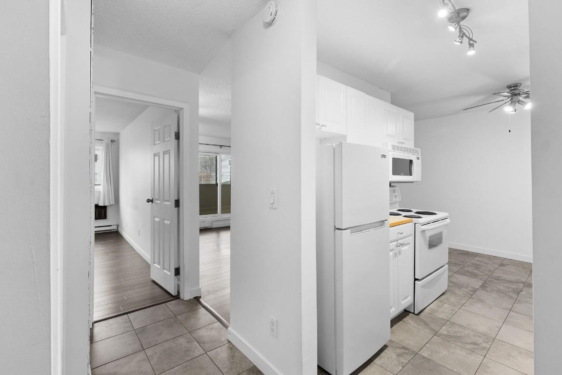 112-445 All Star Court, Kelowna, BC - Indoor Photo Showing Kitchen