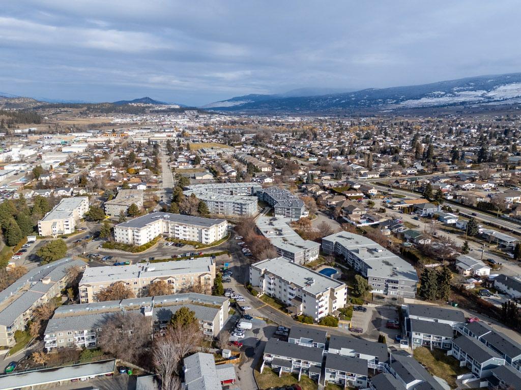 112-445 All Star Court, Kelowna, BC - Outdoor With View