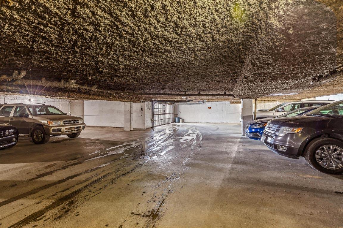 112-445 All Star Court, Kelowna, BC - Indoor Photo Showing Garage