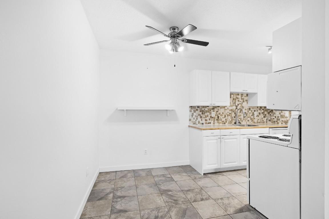 112-445 All Star Court, Kelowna, BC - Indoor Photo Showing Kitchen With Double Sink