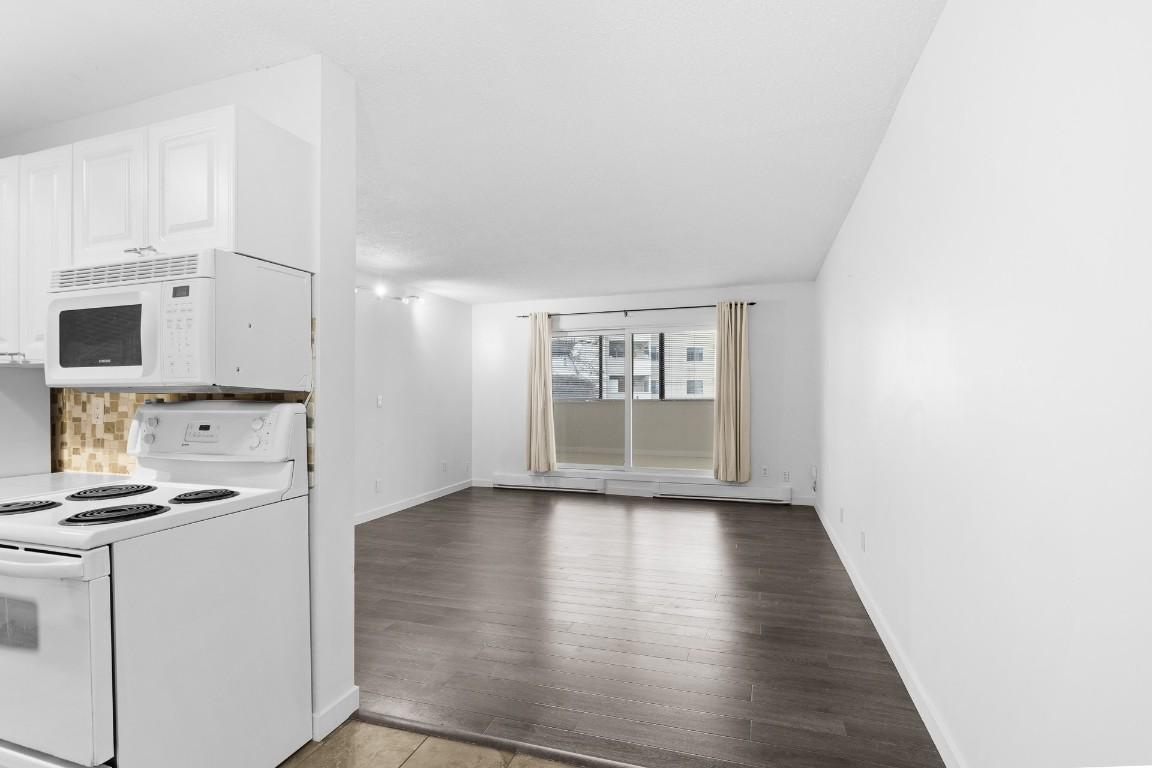 112-445 All Star Court, Kelowna, BC - Indoor Photo Showing Kitchen