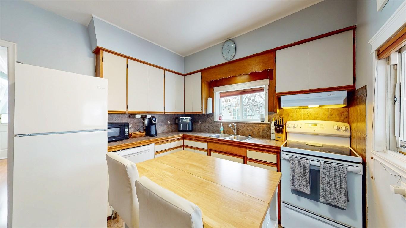 320 2Nd Avenue, Cranbrook, BC - Indoor Photo Showing Kitchen