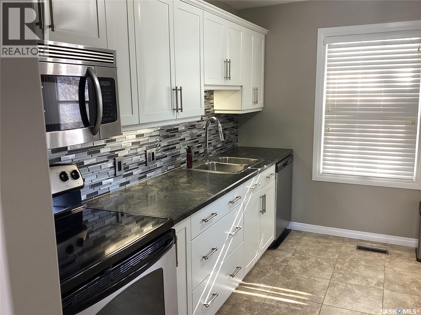 3709 Caen Avenue, Regina, SK - Indoor Photo Showing Kitchen With Double Sink