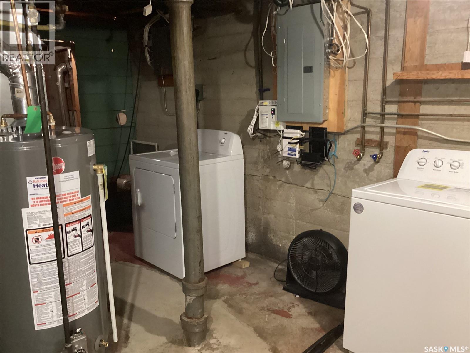 3709 Caen Avenue, Regina, SK - Indoor Photo Showing Laundry Room