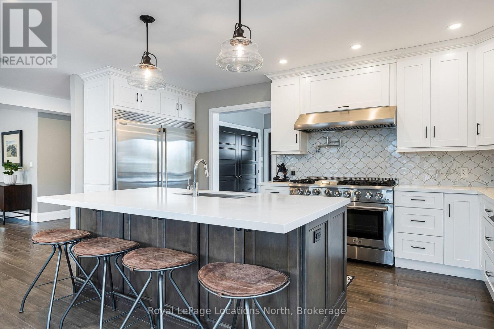 3 Holly Court, Collingwood, ON - Indoor Photo Showing Kitchen With Upgraded Kitchen
