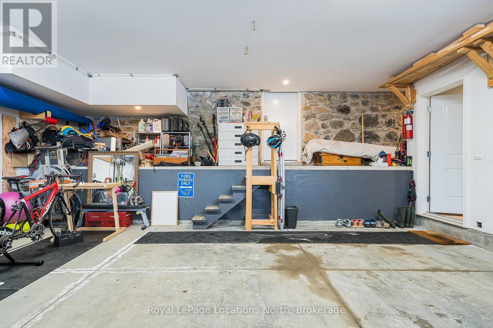 3 Holly Court, Collingwood, ON - Indoor Photo Showing Garage