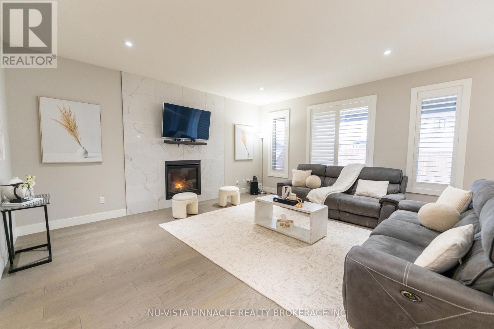 3354 Mersea Street, London South (South V), ON - Indoor Photo Showing Living Room With Fireplace