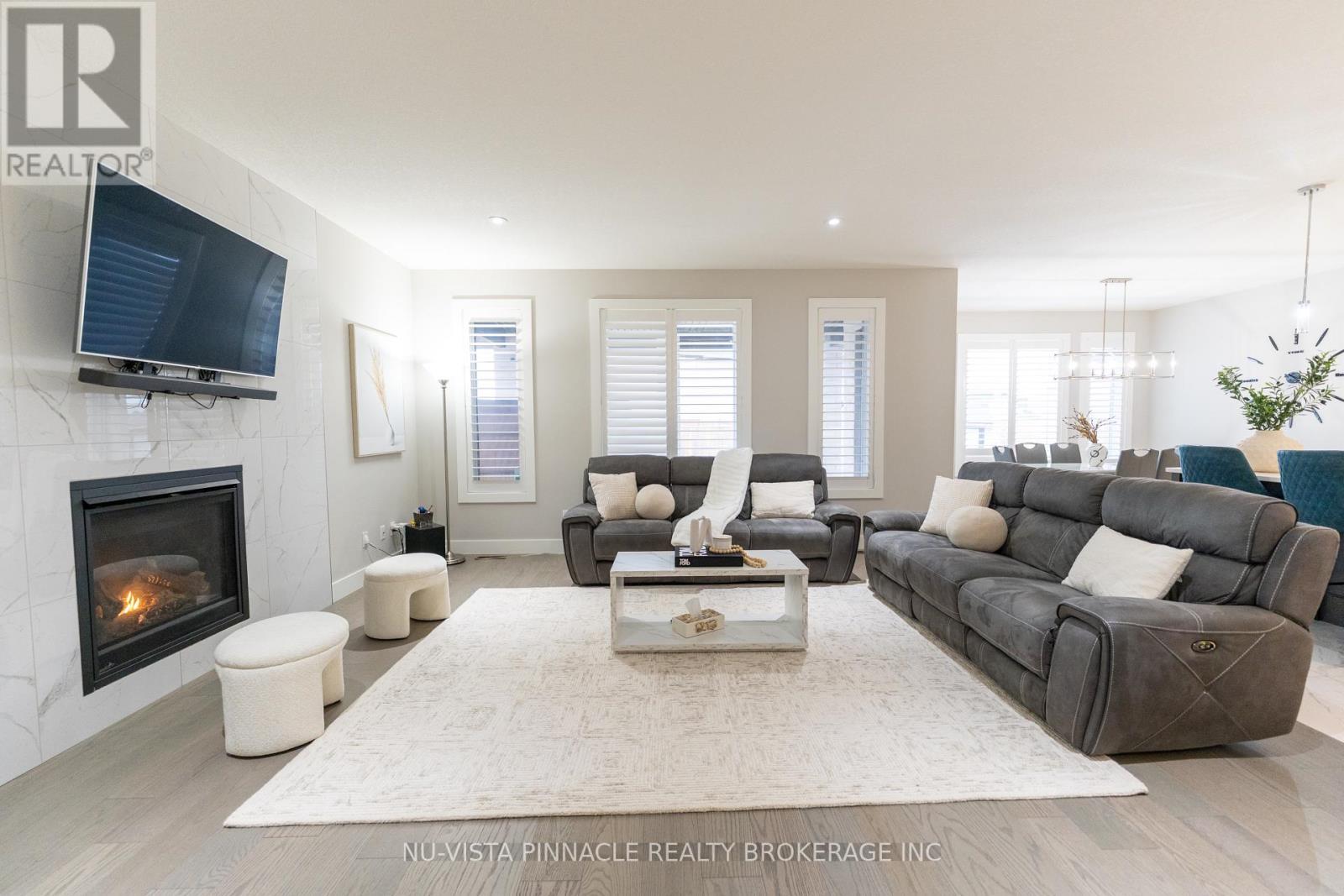 3354 Mersea Street, London South (South V), ON - Indoor Photo Showing Living Room With Fireplace
