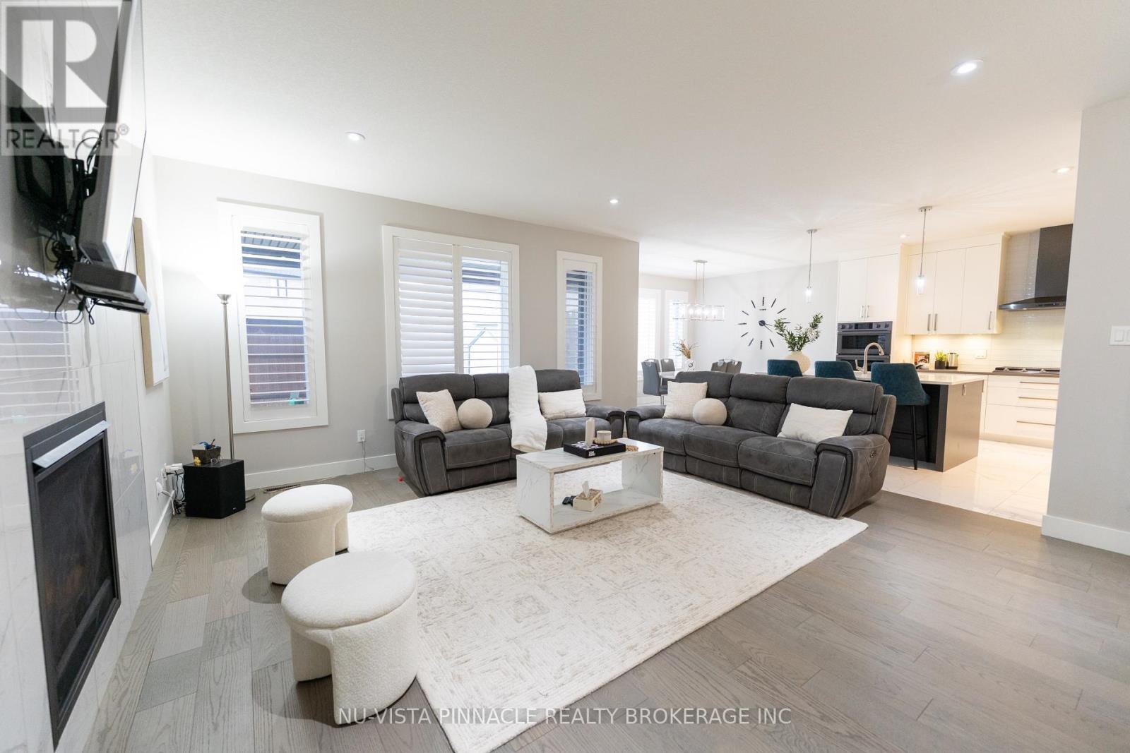 3354 Mersea Street, London South (South V), ON - Indoor Photo Showing Living Room With Fireplace