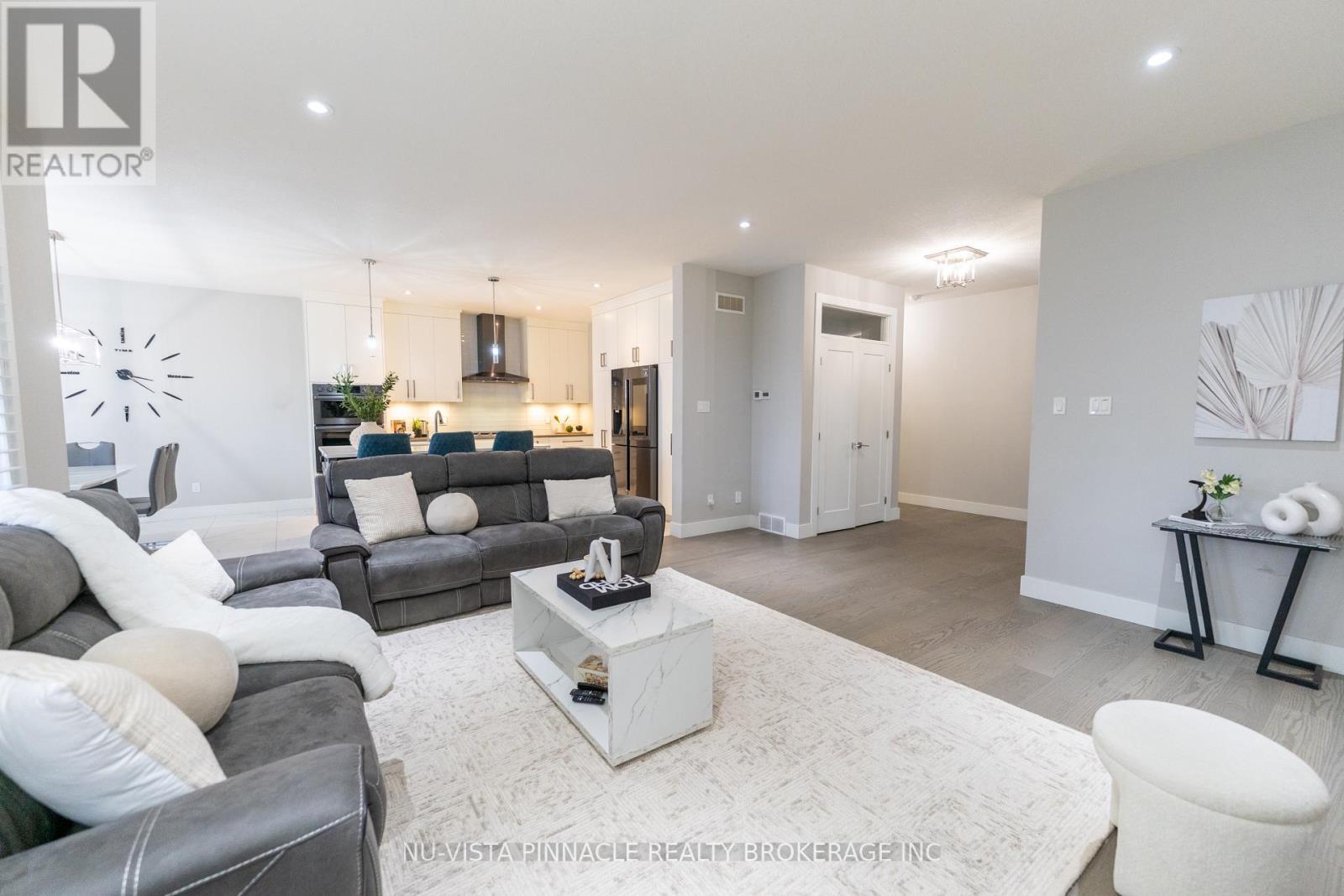 3354 Mersea Street, London South (South V), ON - Indoor Photo Showing Living Room
