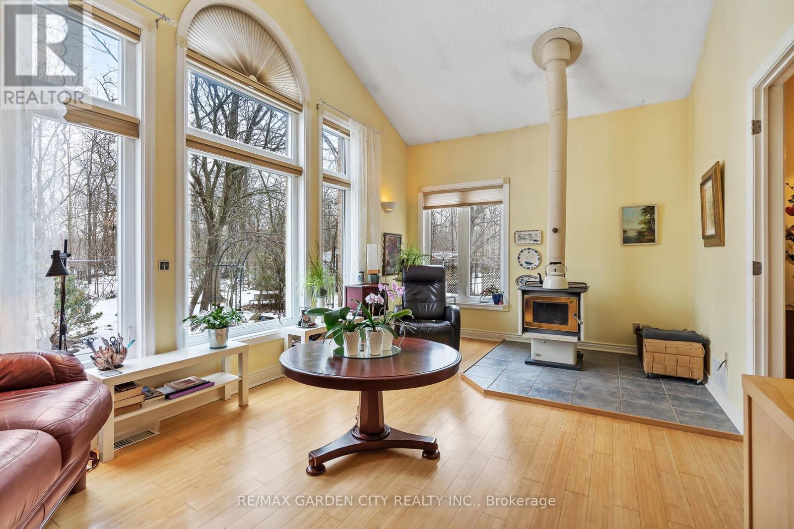 5114 Meadowood Lane, Lincoln (Beamsville), ON - Indoor Photo Showing Living Room