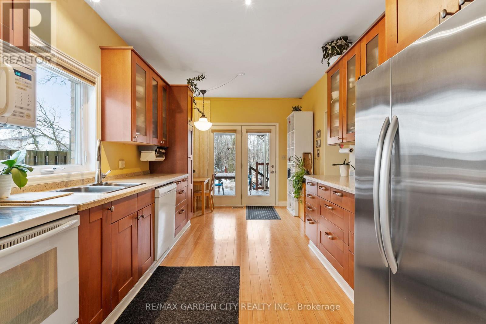 5114 Meadowood Lane, Lincoln (Beamsville), ON - Indoor Photo Showing Kitchen With Double Sink