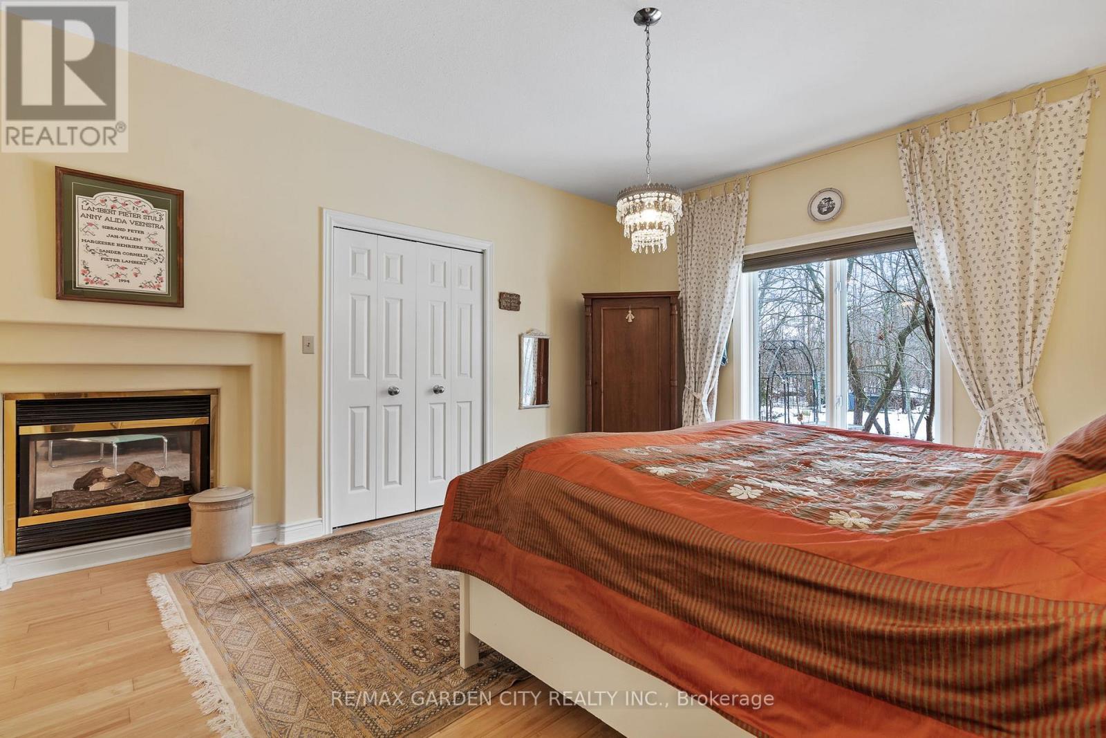 5114 Meadowood Lane, Lincoln (Beamsville), ON - Indoor Photo Showing Bedroom With Fireplace