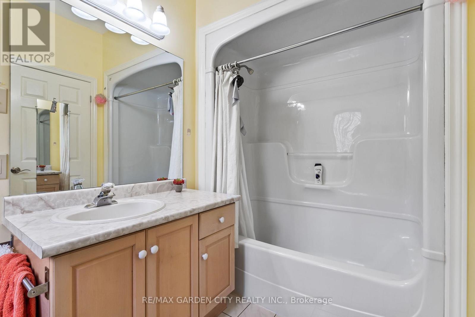 5114 Meadowood Lane, Lincoln (Beamsville), ON - Indoor Photo Showing Bathroom