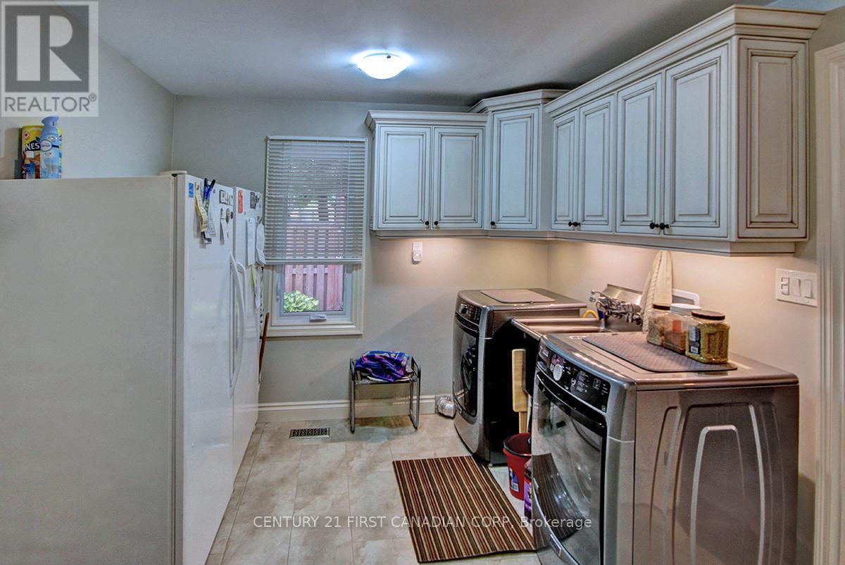 811 Clearview Crescent, London North (North Q), ON - Indoor Photo Showing Laundry Room