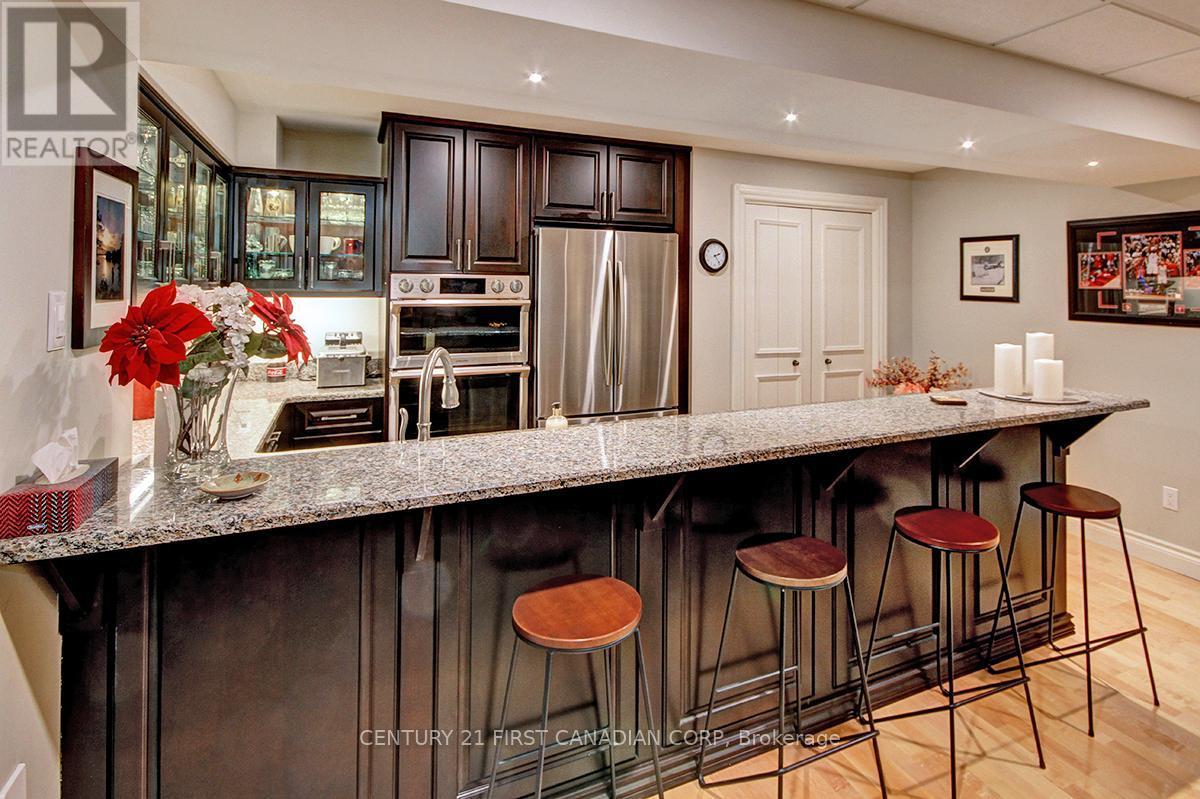 811 Clearview Crescent, London North (North Q), ON - Indoor Photo Showing Kitchen