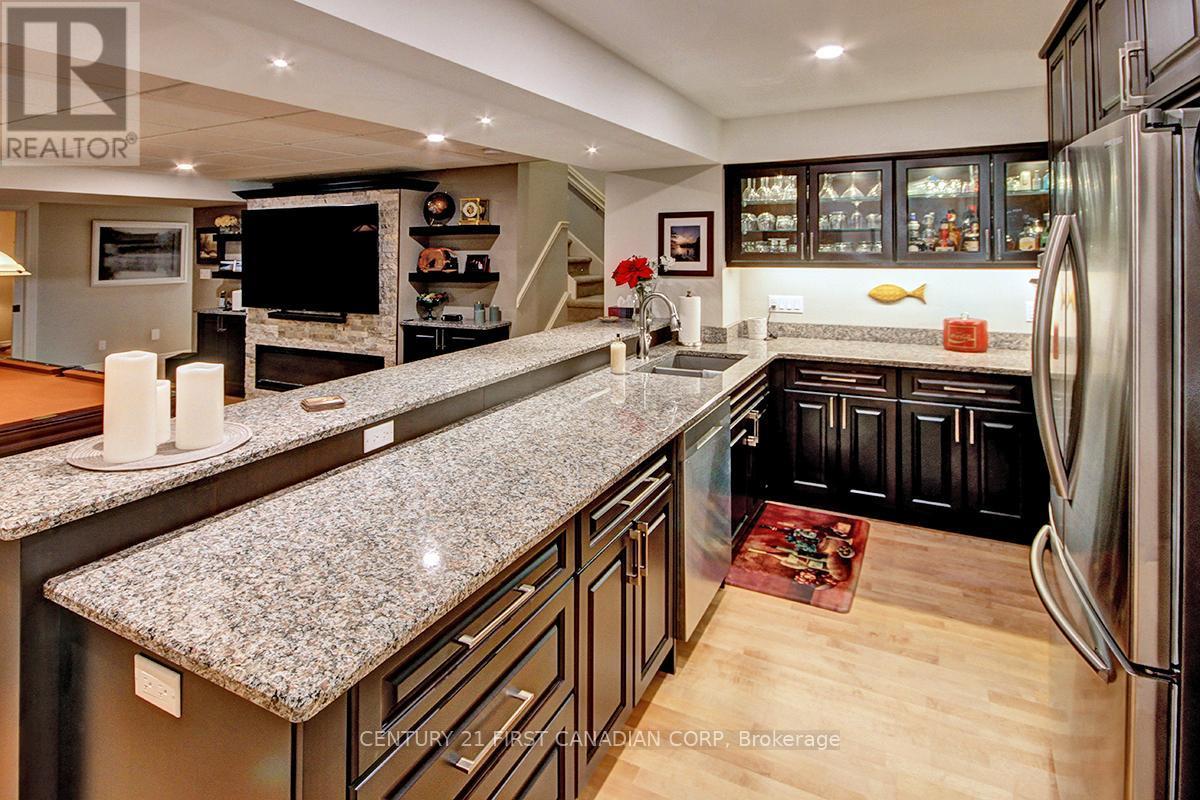811 Clearview Crescent, London North (North Q), ON - Indoor Photo Showing Kitchen With Upgraded Kitchen