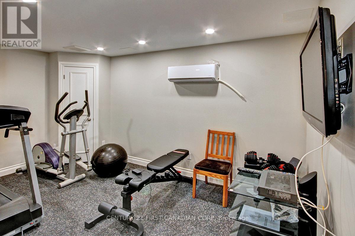 811 Clearview Crescent, London North (North Q), ON - Indoor Photo Showing Gym Room