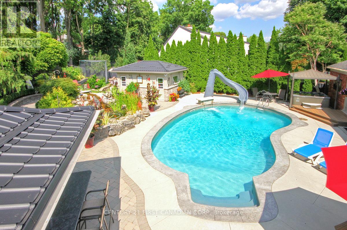 811 Clearview Crescent, London North (North Q), ON - Outdoor With In Ground Pool With Backyard