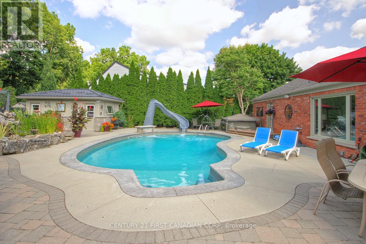 811 Clearview Crescent, London North (North Q), ON - Outdoor With In Ground Pool With Deck Patio Veranda