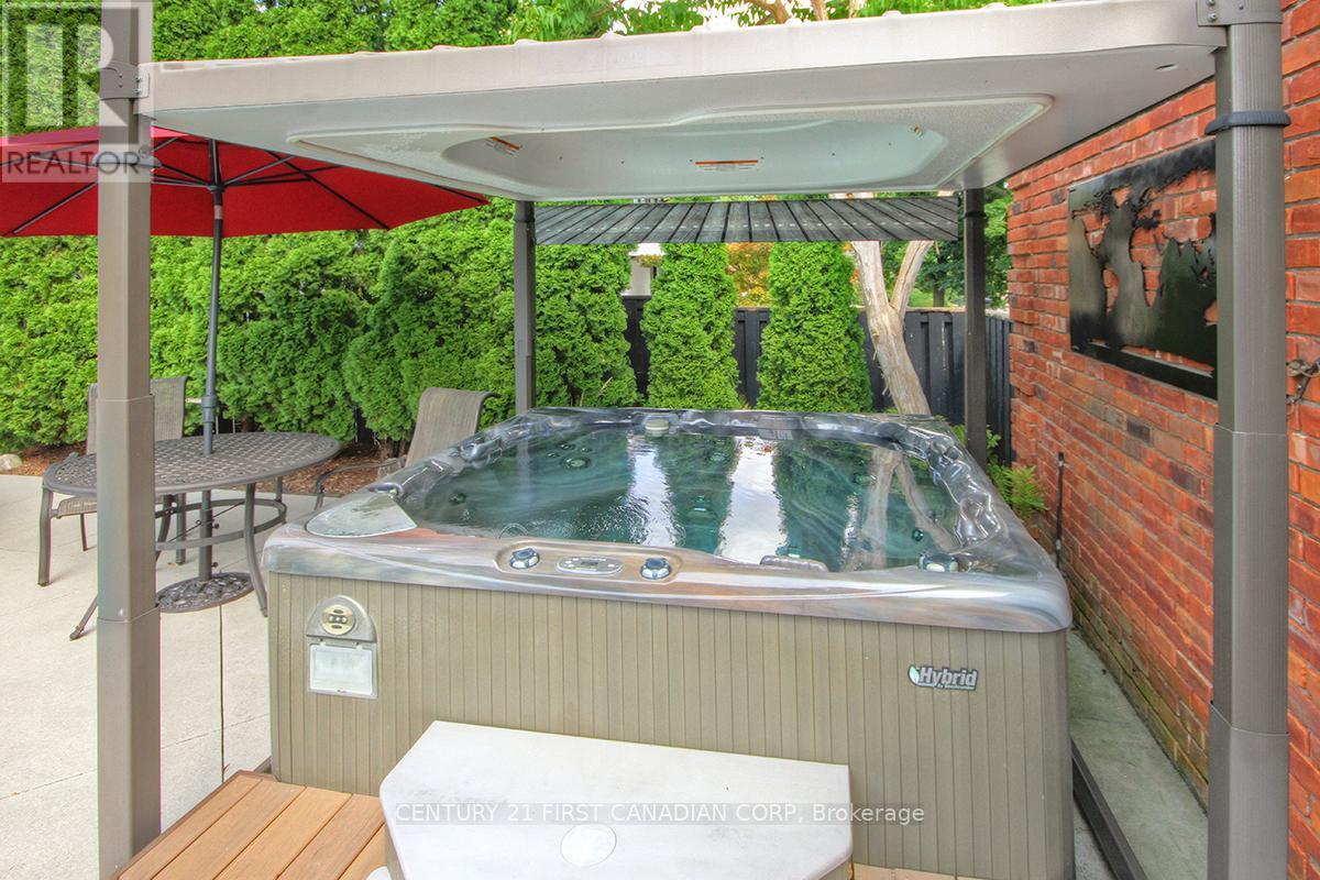 811 Clearview Crescent, London North (North Q), ON - Outdoor With Exterior