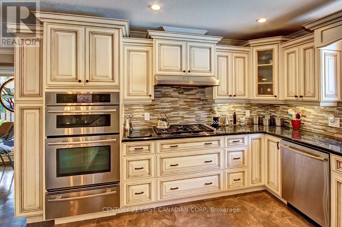 811 Clearview Crescent, London North (North Q), ON - Indoor Photo Showing Kitchen With Upgraded Kitchen