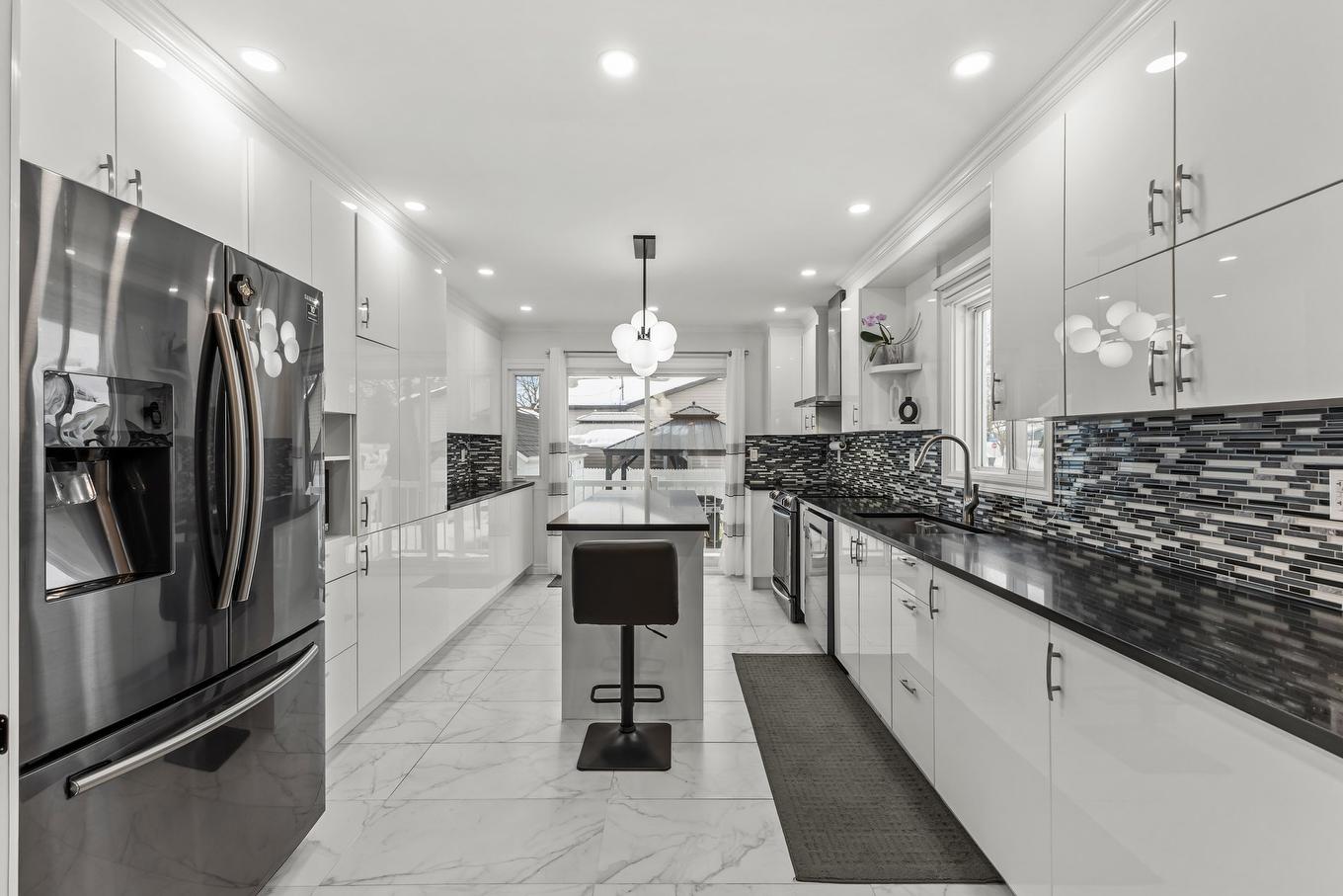 Cuisine - 848 Rue Gilles, Laval (Fabreville), QC - Indoor Photo Showing Kitchen With Upgraded Kitchen