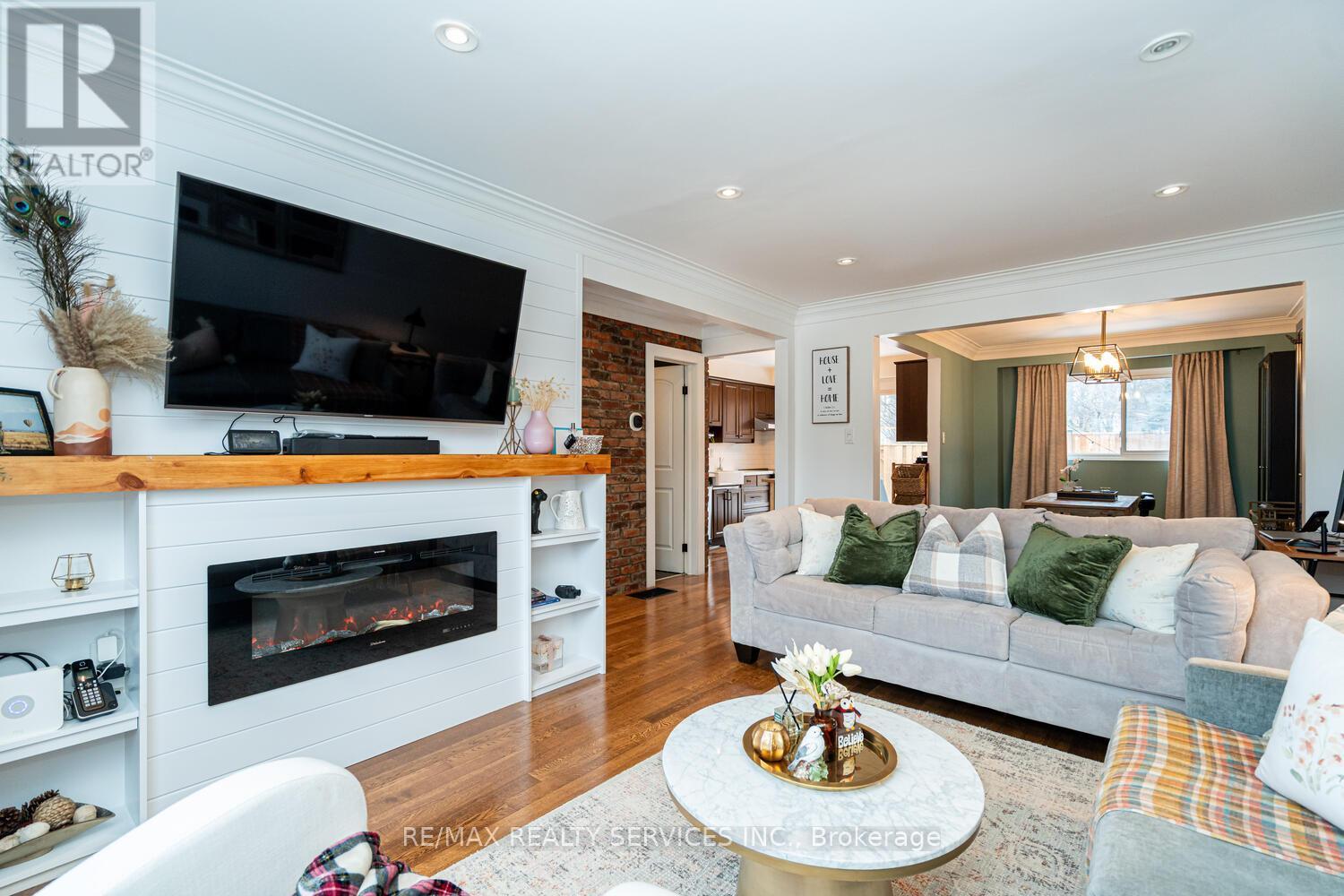 145 - 1050 Shawnmarr Road, Mississauga, ON - Indoor Photo Showing Living Room With Fireplace