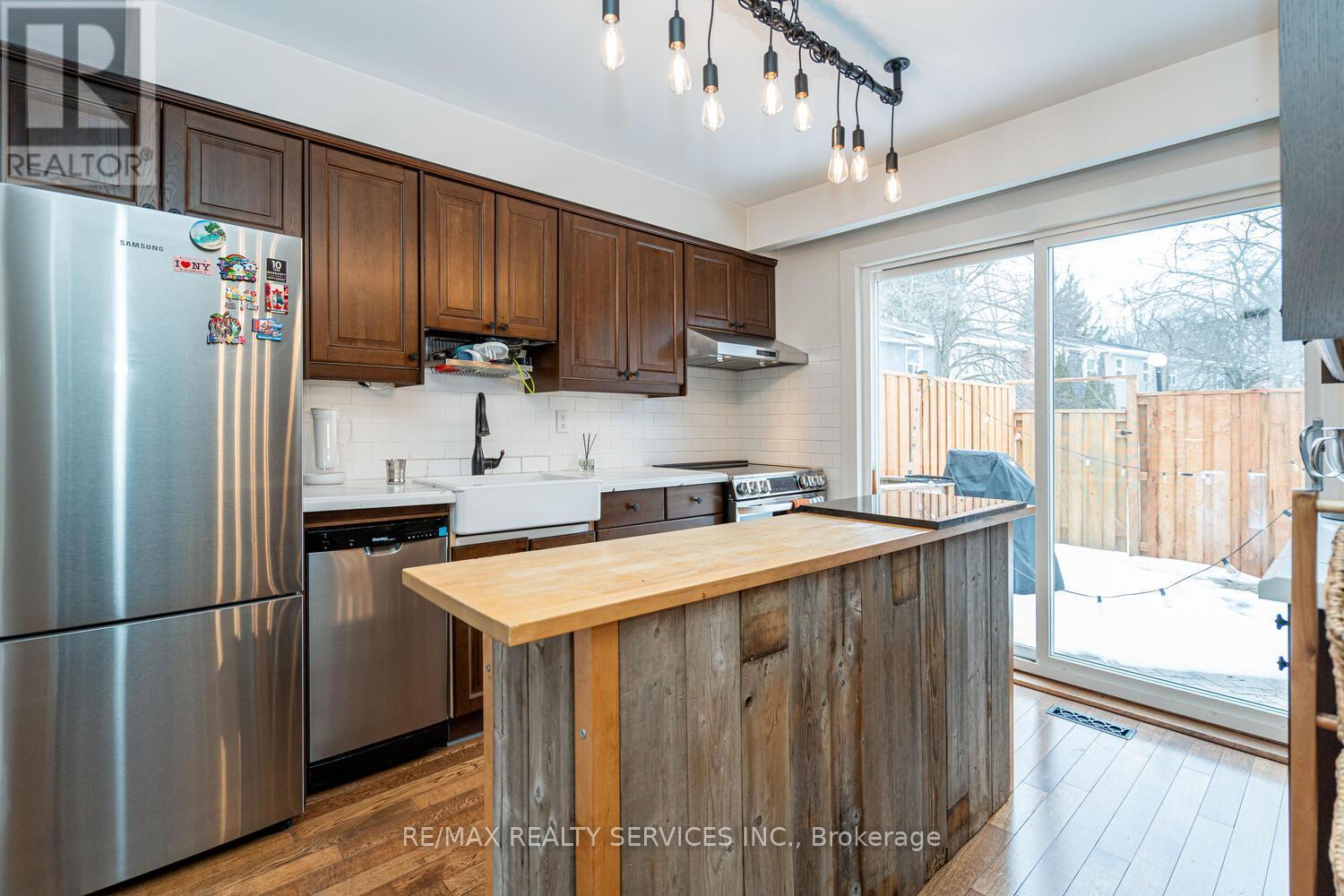 145 - 1050 Shawnmarr Road, Mississauga, ON - Indoor Photo Showing Kitchen With Stainless Steel Kitchen