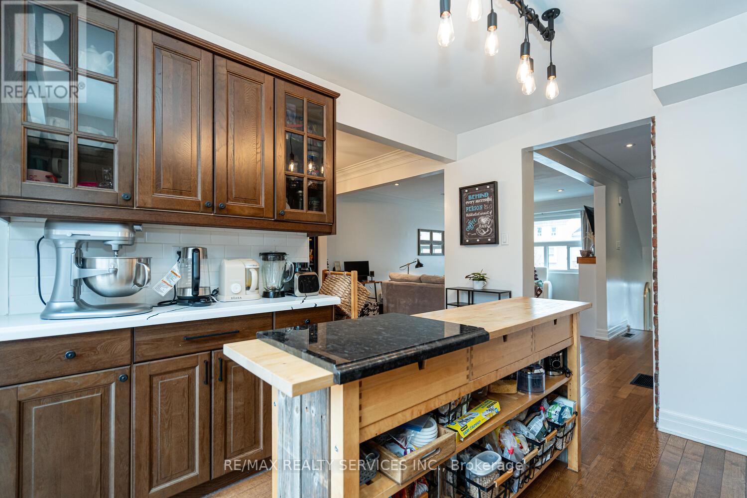 145 - 1050 Shawnmarr Road, Mississauga, ON - Indoor