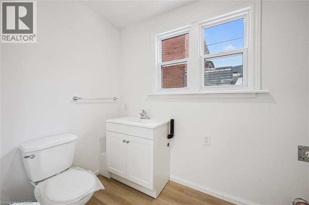 48 Rich Avenue, Cambridge, ON - Indoor Photo Showing Bathroom