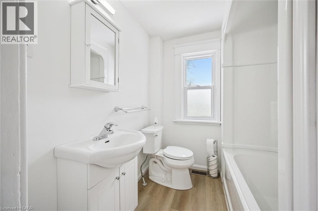 48 Rich Avenue, Cambridge, ON - Indoor Photo Showing Bathroom