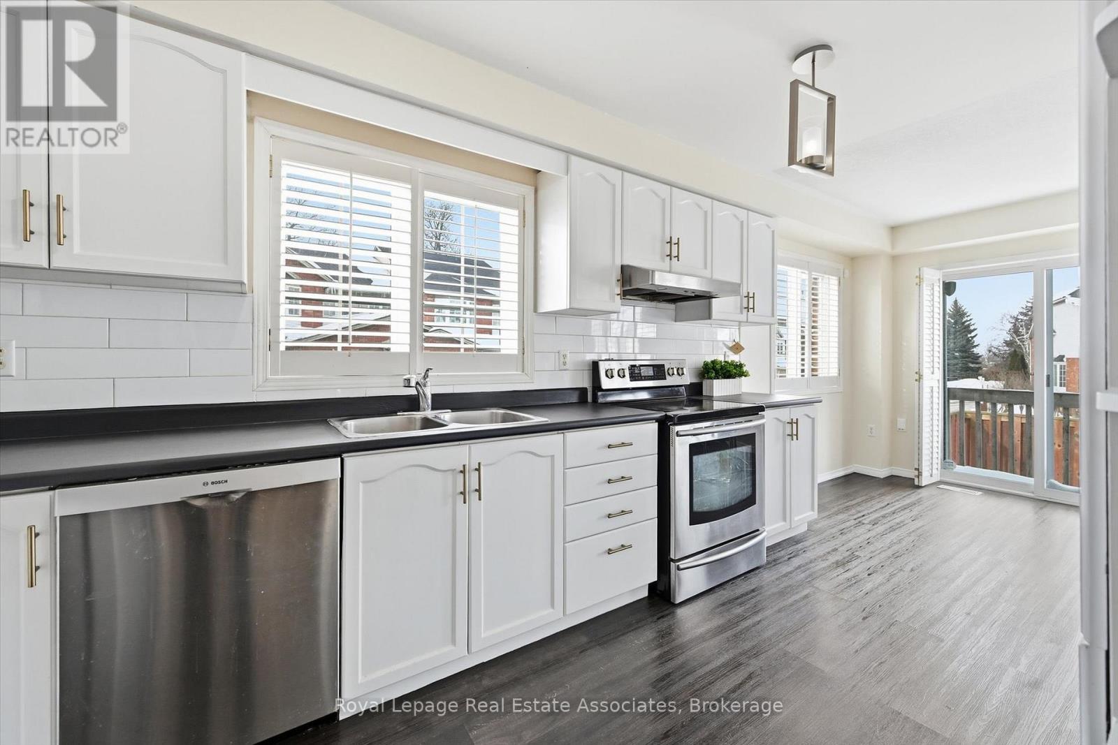 35 - 346 Highland Road W, Hamilton, ON - Indoor Photo Showing Kitchen With Stainless Steel Kitchen With Double Sink With Upgraded Kitchen