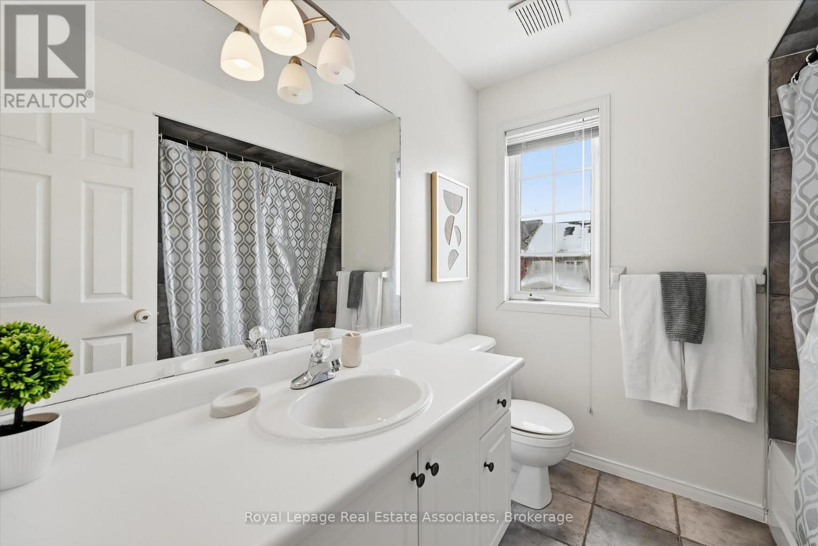 35 - 346 Highland Road W, Hamilton, ON - Indoor Photo Showing Bathroom