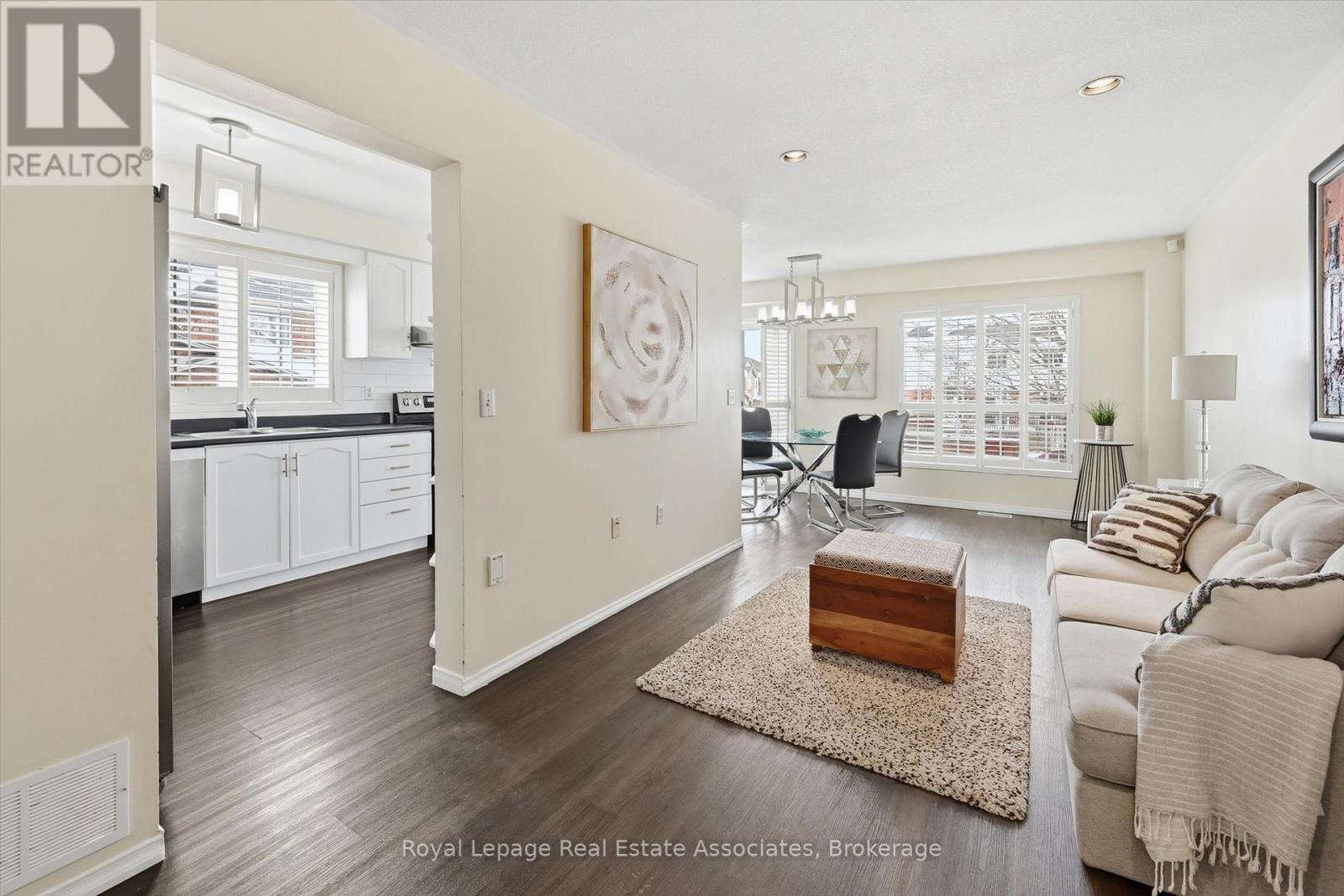 35 - 346 Highland Road W, Hamilton, ON - Indoor Photo Showing Living Room