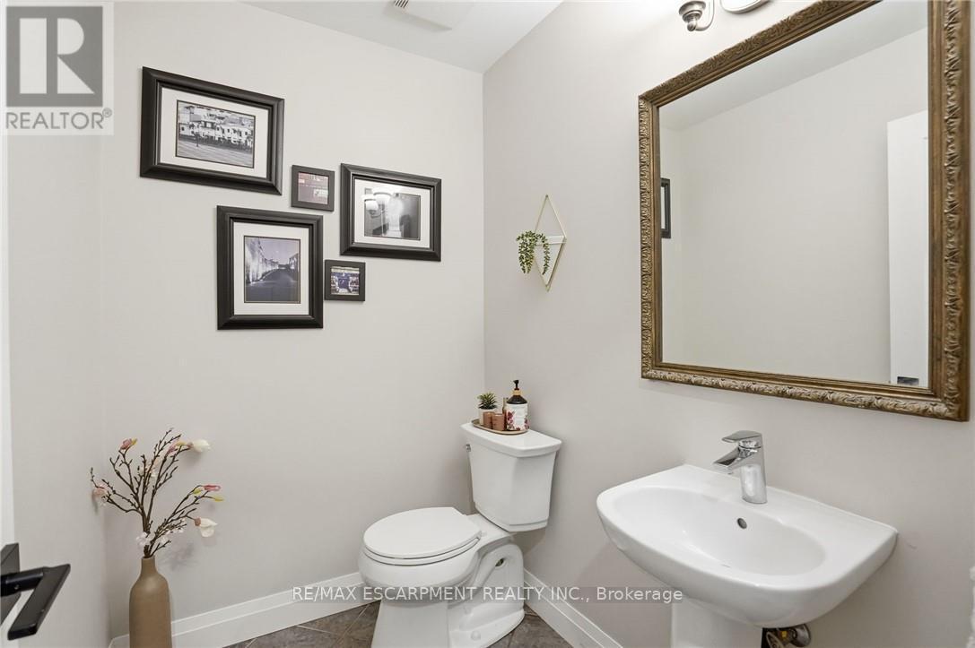17 Krieghoff Drive, Hamilton, ON - Indoor Photo Showing Bathroom