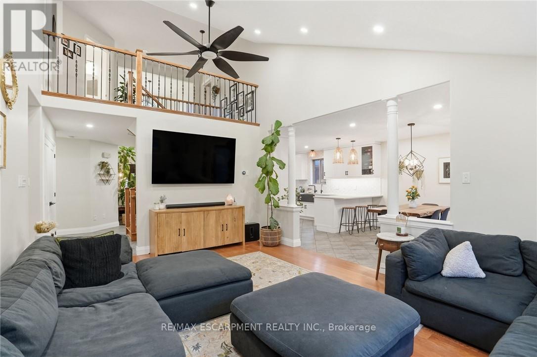 17 Krieghoff Drive, Hamilton, ON - Indoor Photo Showing Living Room