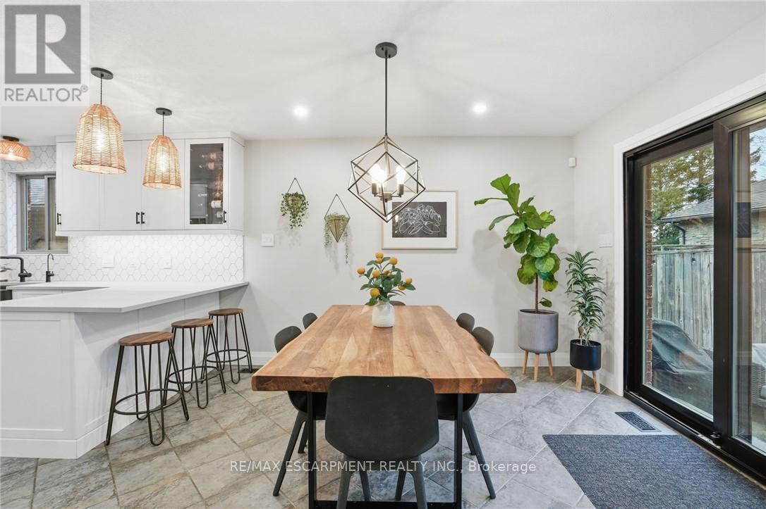 17 Krieghoff Drive, Hamilton, ON - Indoor Photo Showing Dining Room