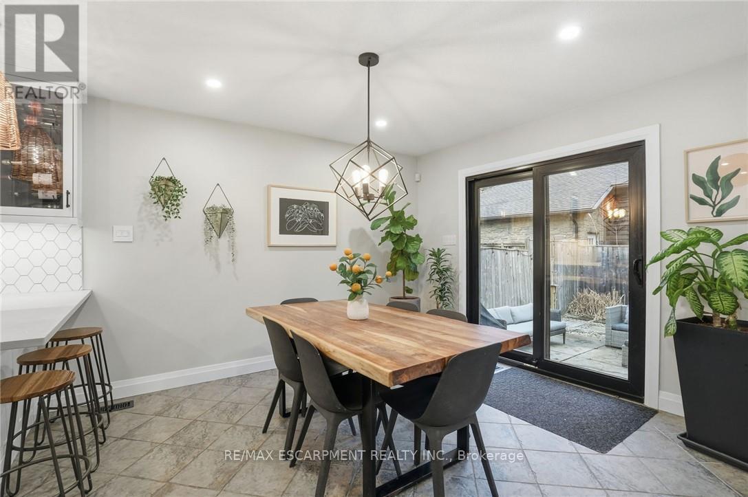 17 Krieghoff Drive, Hamilton, ON - Indoor Photo Showing Dining Room