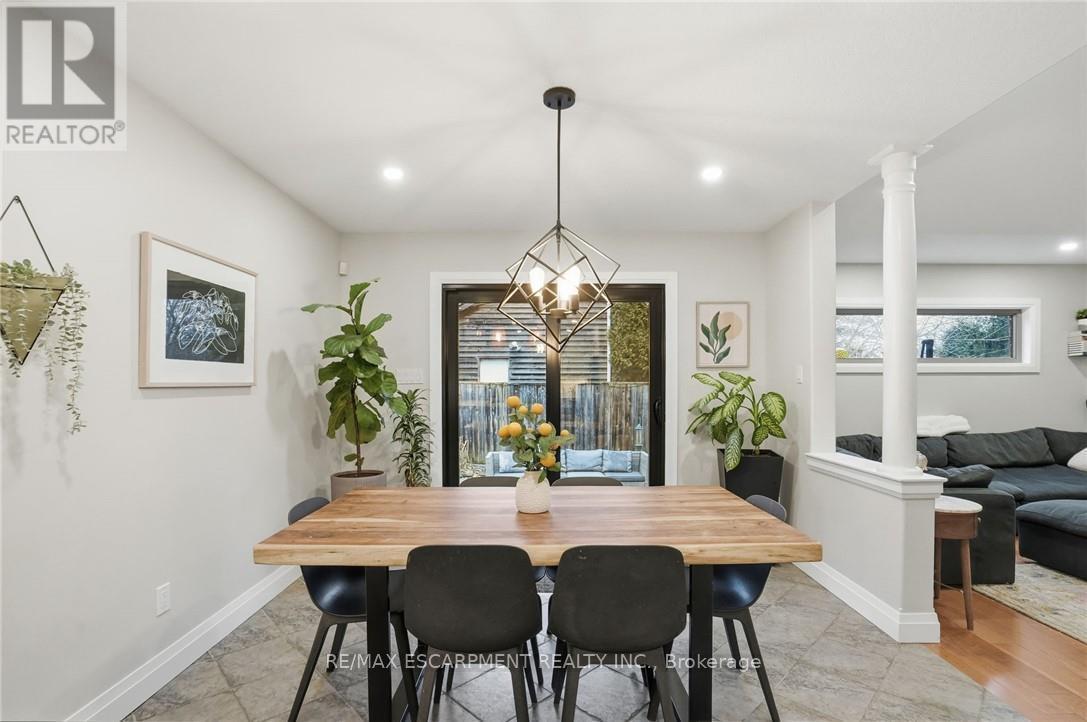 17 Krieghoff Drive, Hamilton, ON - Indoor Photo Showing Dining Room