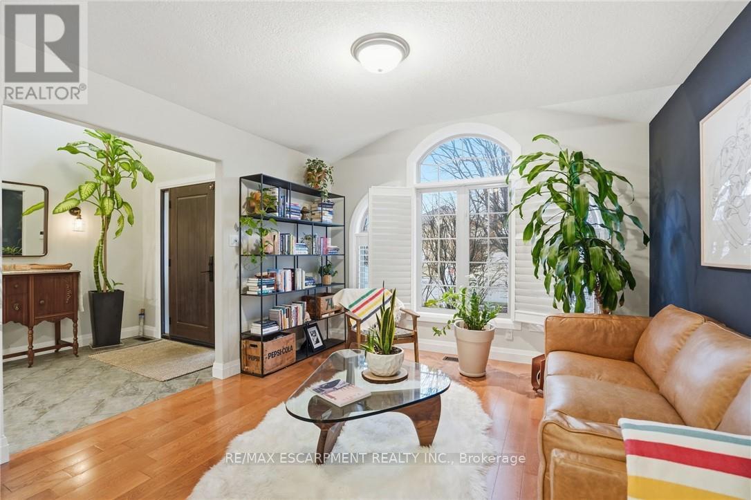 17 Krieghoff Drive, Hamilton, ON - Indoor Photo Showing Living Room