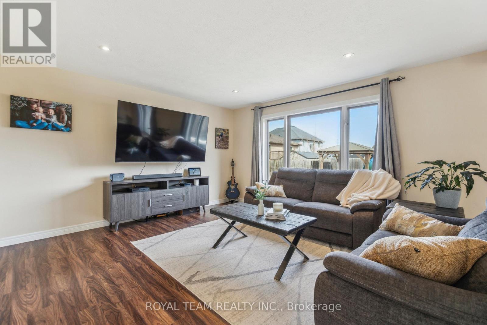 2 Lafayette Street E, Haldimand, ON - Indoor Photo Showing Living Room