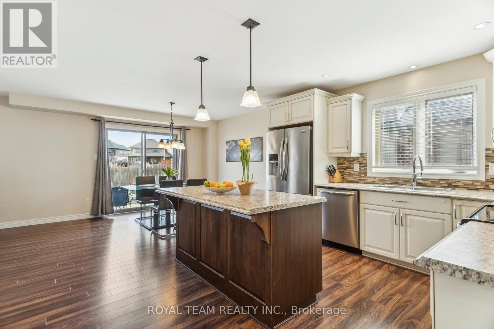 2 Lafayette Street E, Haldimand, ON - Indoor Photo Showing Kitchen With Stainless Steel Kitchen With Upgraded Kitchen
