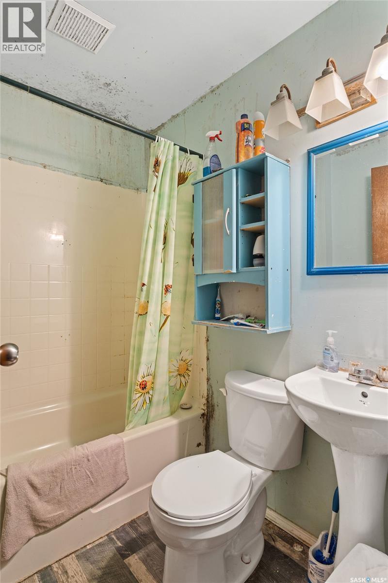 806 12Th Street W, Prince Albert, SK - Indoor Photo Showing Bathroom