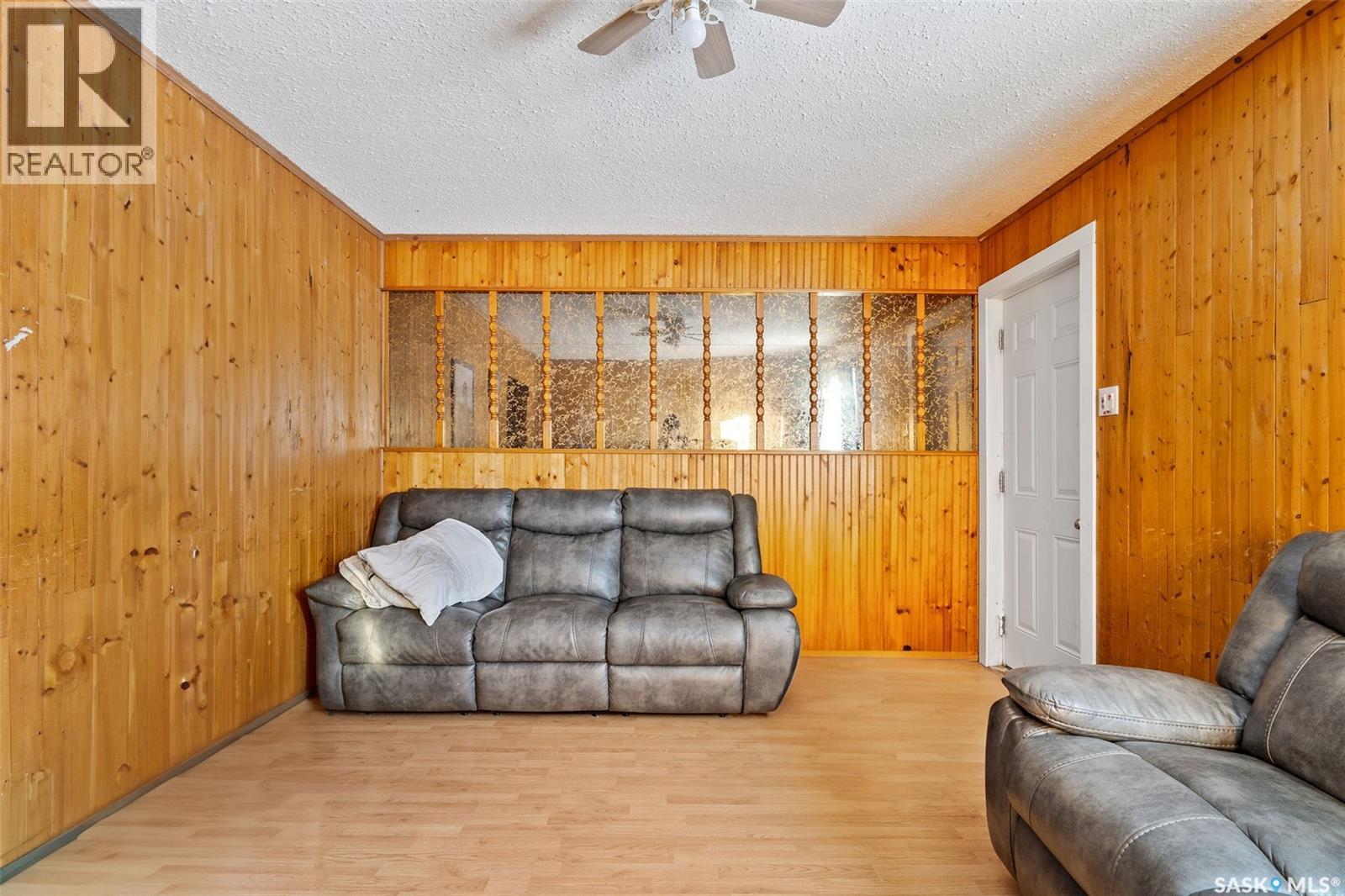 806 12Th Street W, Prince Albert, SK - Indoor Photo Showing Living Room